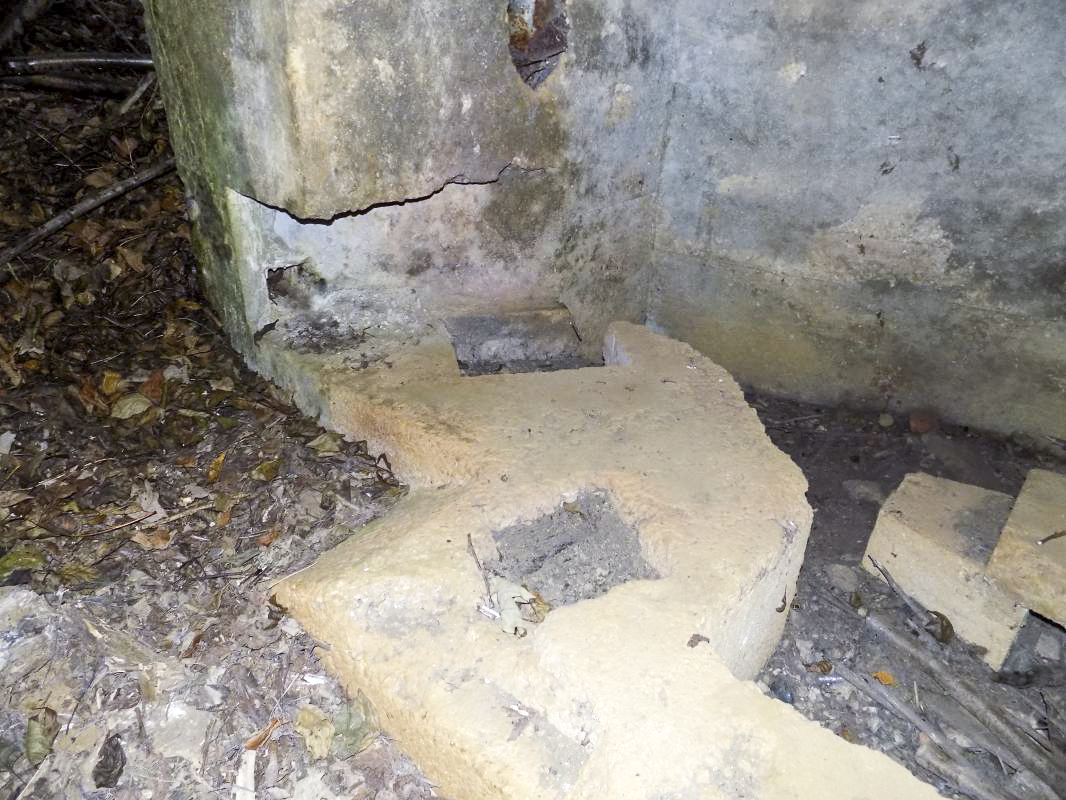 Ligne Maginot - 8BIS - LES LONGS BOYAUX EST - (Blockhaus pour canon) - Les trous pour les pieds AC 25mm ou 37mm - R Tucker