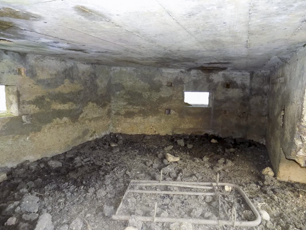 Ligne Maginot - 1B - VAUX LES MOUZON EST - (Blockhaus pour canon) - Face est, créneau Hotchkiss - R Tucker
