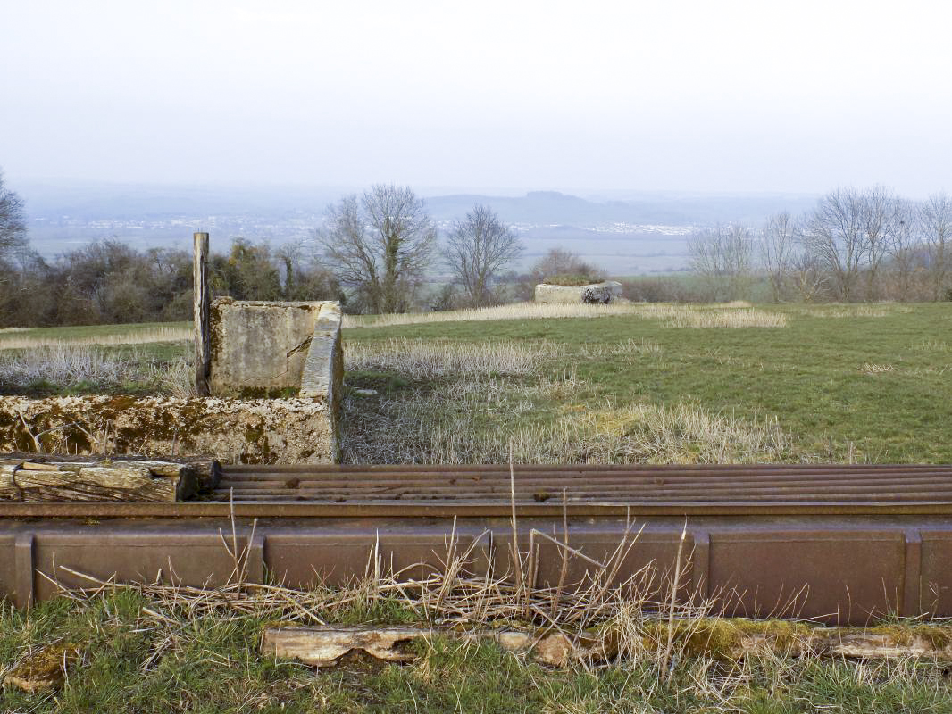 Ligne Maginot - 1B - VAUX LES MOUZON EST - (Blockhaus pour canon) - Vue de bloc et d'une structure étrange, - militaire? - R Tucker