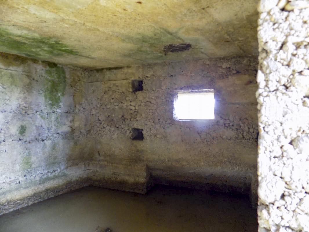 Ligne Maginot - 3C - FONTAINE ST PIERRE - (Blockhaus pour arme infanterie) - Face droite, créneau Hotchkiss - R Tucker