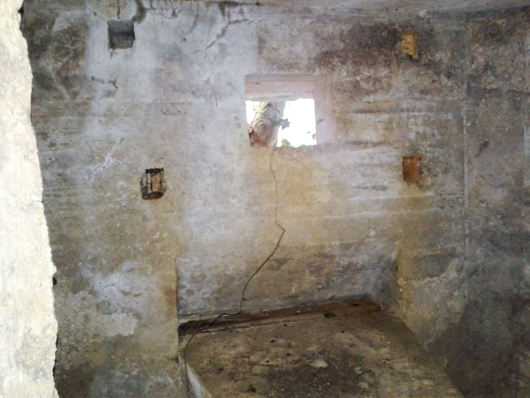 Ligne Maginot - 6B - LES NASSES EST - (Blockhaus pour arme infanterie) - Créneau de gauche. Support en béton pour mitrailleuse Hotchkiss. - Fabrice THOMASSIN