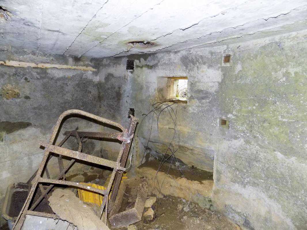 Ligne Maginot - 8A - CHATEAU BERNIER - (Blockhaus pour arme infanterie) - Créneau Hotchkiss gauche - R Tucker