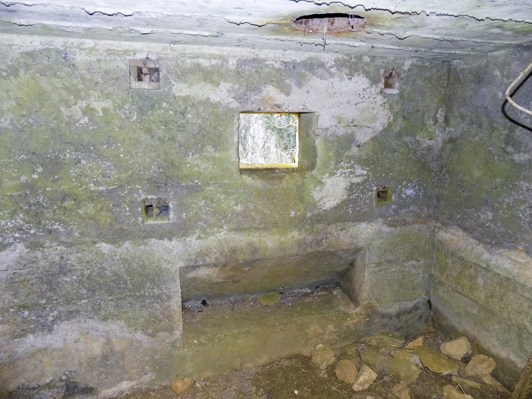 Ligne Maginot - 8A - CHATEAU BERNIER - (Blockhaus pour arme infanterie) - Créneau Hotchkiss droite - R Tucker