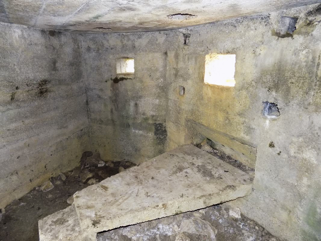Ligne Maginot - 8C - AUTRECOURT SUD - (Blockhaus pour arme infanterie) - Créneaux FM et Hotchkiss central - R Tucker