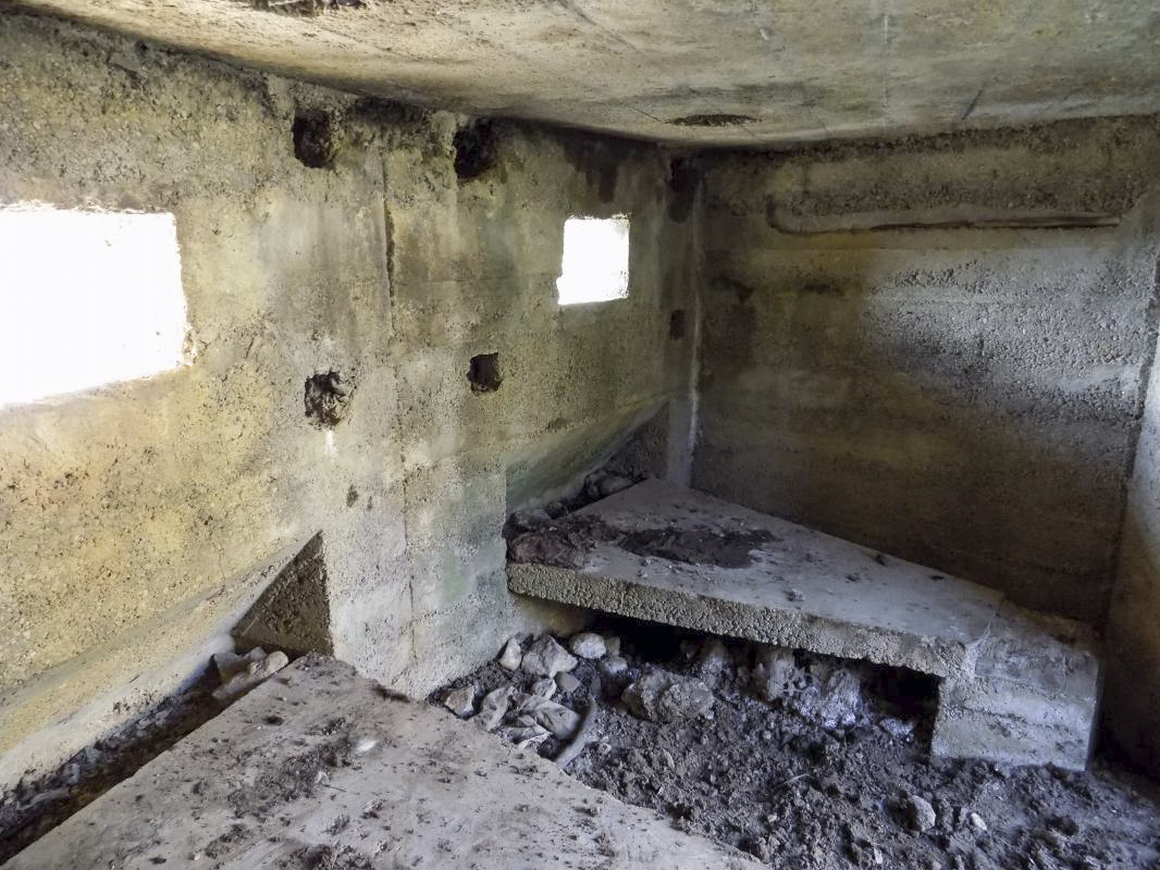Ligne Maginot - 8C - AUTRECOURT SUD - (Blockhaus pour arme infanterie) - Les créneaux Hotchkiss - R Tucker