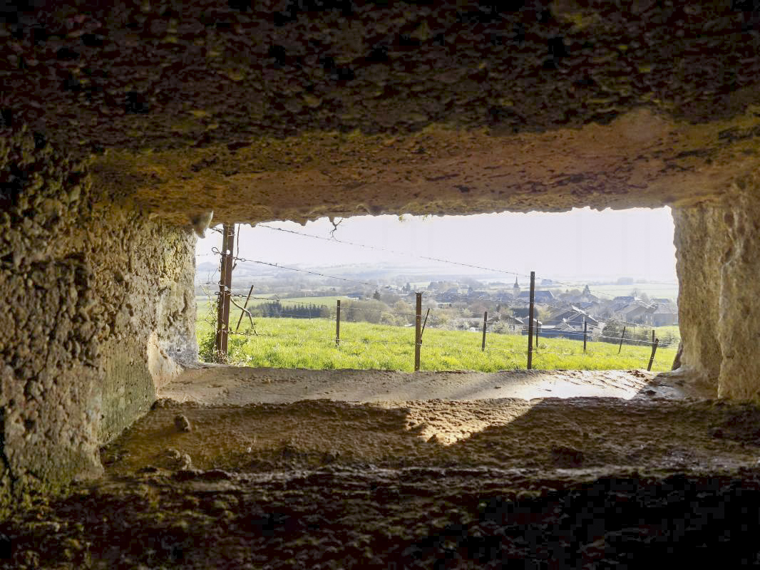 Ligne Maginot - 8C - AUTRECOURT SUD - (Blockhaus pour arme infanterie) - Vue du créneau FM vers le nord-est, Autrecourt et Pourron - R Tucker