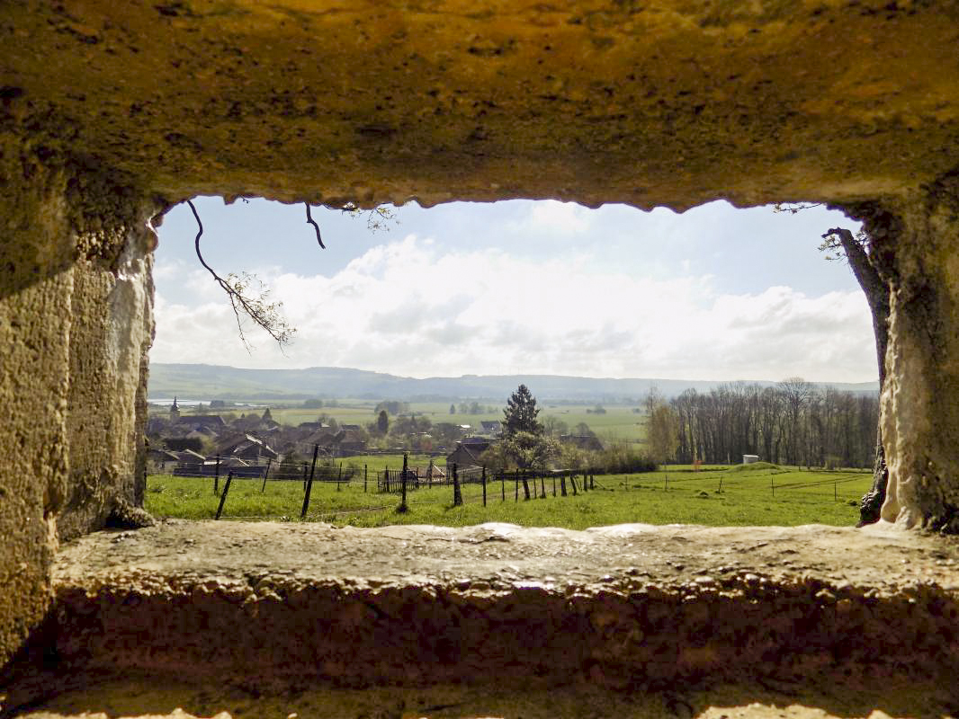 Ligne Maginot - 8C - AUTRECOURT SUD - (Blockhaus pour arme infanterie) - Vue du créneau Hotchkiss central vers l'est - R Tucker