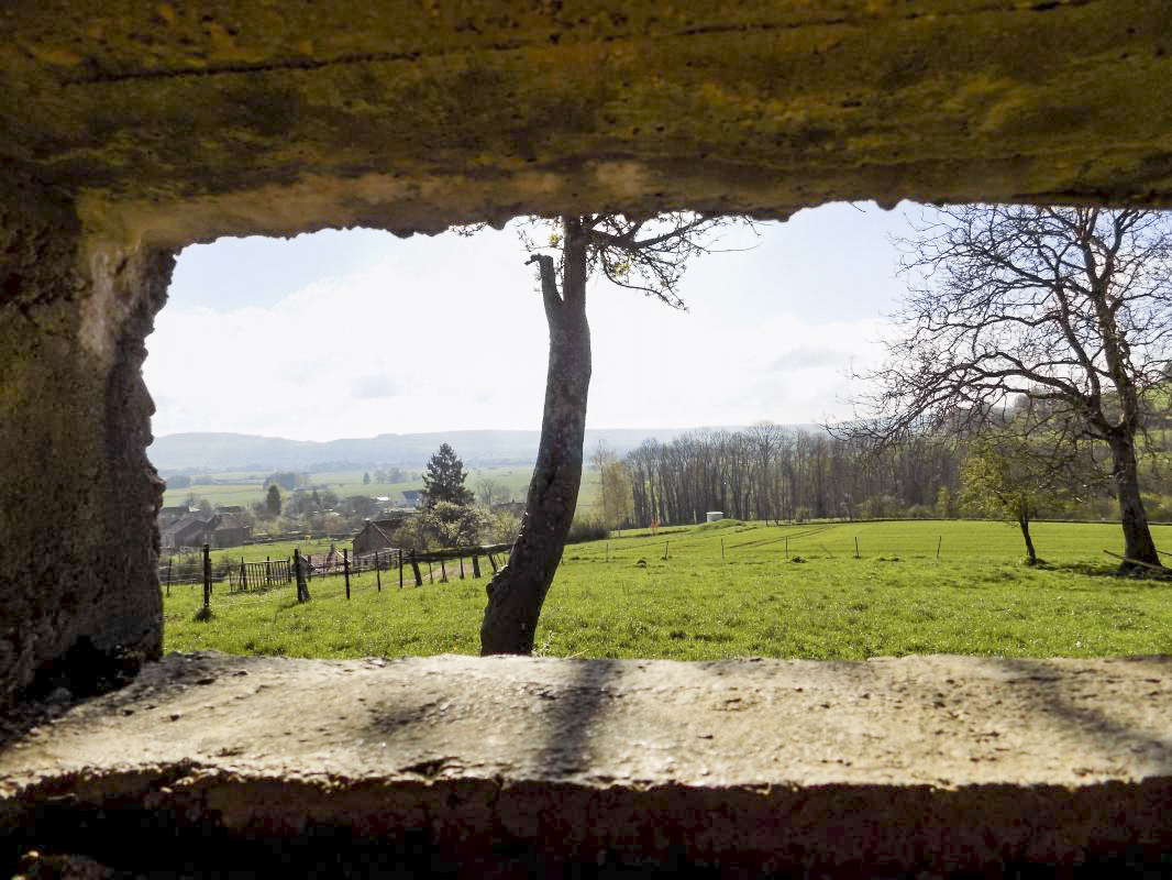 Ligne Maginot - 8C - AUTRECOURT SUD - (Blockhaus pour arme infanterie) - Vue du créneau Hotchkiss droite vers le sud-est - R Tucker