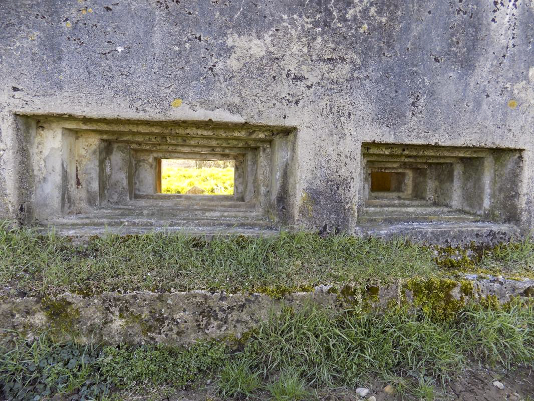 Ligne Maginot - 9A - ROUTE DE ROUVROY - (Blockhaus pour canon) - Créneaux AC (gauche) et Hotchkiss - R Tucker