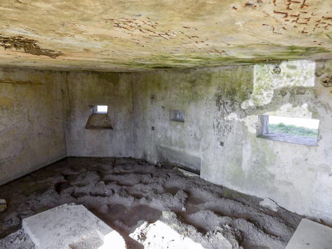 Ligne Maginot - 9A - ROUTE DE ROUVROY - (Blockhaus pour canon) - Créneaux FM (gauche), Hotchkiss (centre), AC (droite) - R Tucker