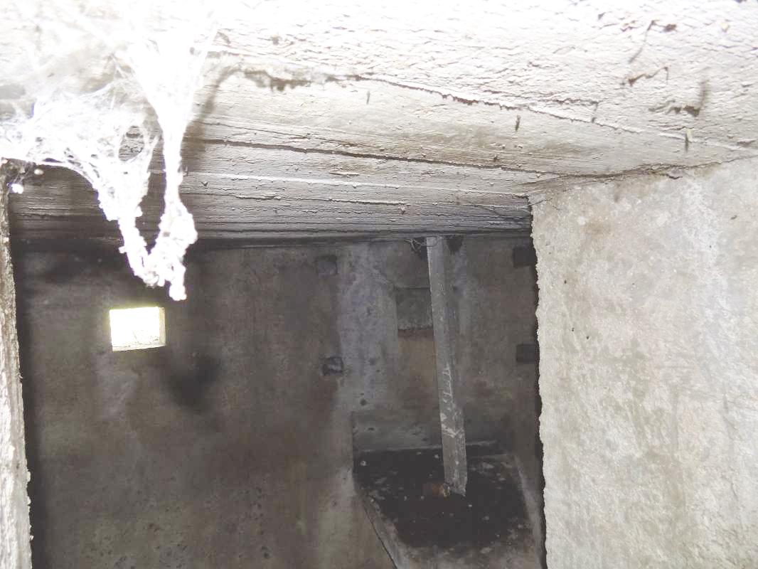 Ligne Maginot - 9C - PASSAGE à NIVEAU DE YONCK - (Blockhaus pour arme infanterie) - Créneaux FM/Obs centrale et Hotchkiss droite - R Tucker