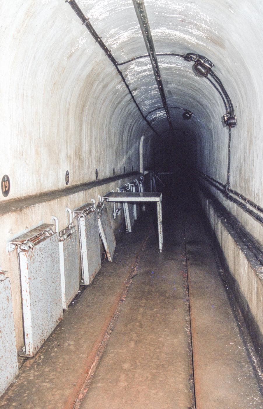 Ligne Maginot - KERFENT - A34 - (Ouvrage d'infanterie) - Tables à manger dans un couloir - MANSUY Michel
