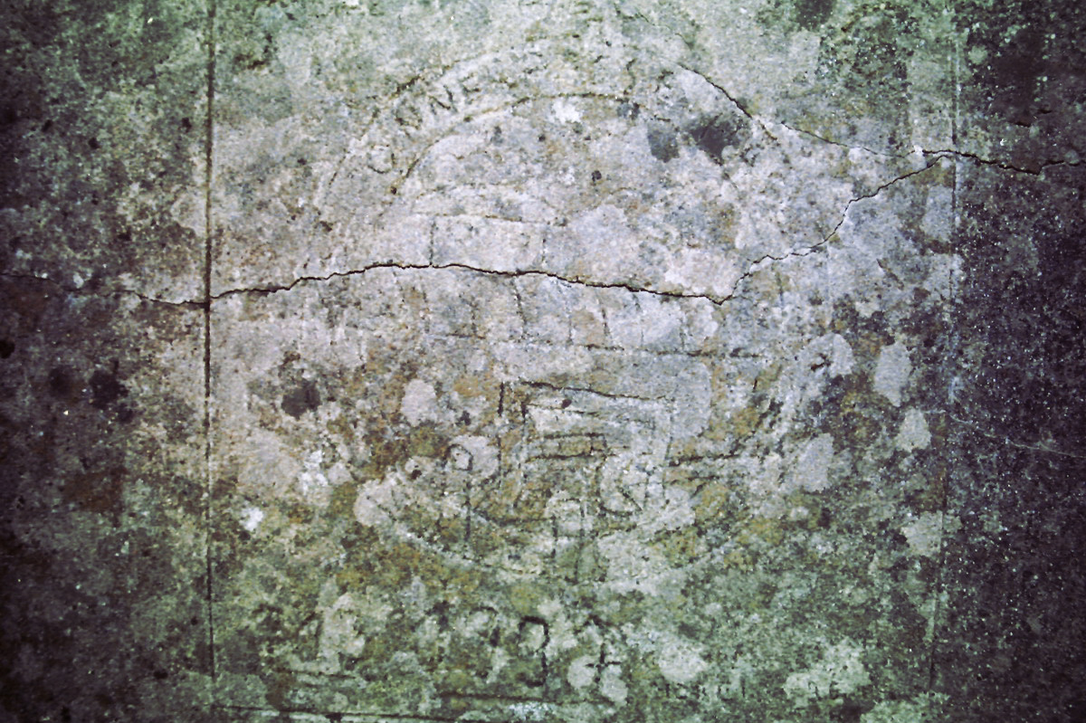 Ligne Maginot - BAUDSTUNDEN (1/156°RIF) - (PC de Quartier) - Seul le fronton était apparent en 1997. La gravure est exceptionnellement orientée à droite - Alain Perouffe