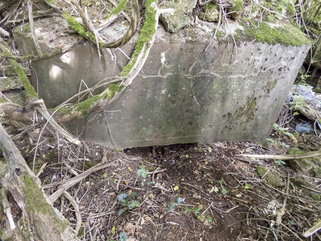 Ligne Maginot - 10B - CHAMP FONTAINE - (Blockhaus pour arme infanterie) - Face gauche, créneau Hotchkiss - R Tucker