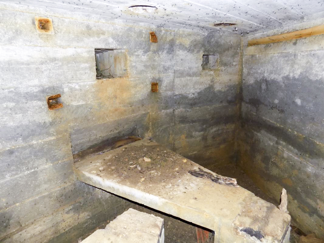 Ligne Maginot - 10B - CHAMP FONTAINE - (Blockhaus pour arme infanterie) - Face frontale, créneaux Hotchkiss et FM/Obs - R Tucker