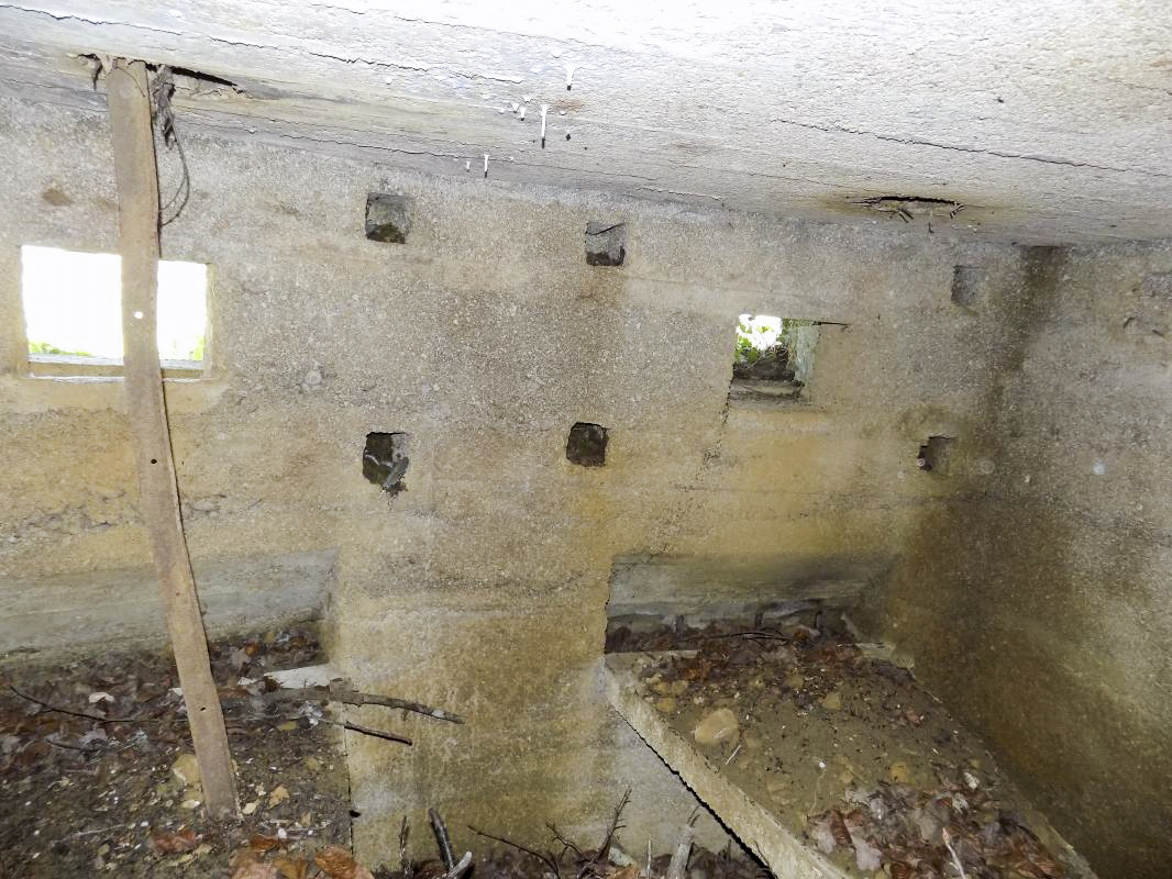 Ligne Maginot - 11C - VALMONT - (Blockhaus pour arme infanterie) - Face frontale, les créneaux Hotchkiss - R Tucker