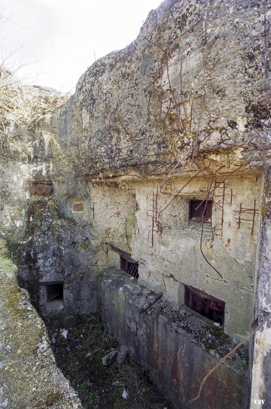 Ligne Maginot - LAUDREFANG - A37 - (Ouvrage d'infanterie) - Bloc 1
Les chambres de tir JM/47 et mortiers de 81
L'issue de secours est visible dans le fossé diamant - Caspar Vermeulen