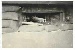 Ligne Maginot - Canon de 47 mm modèle 1885 AR1 - Canon en place dans un blockhaus.
Une cartouche à obus de rupture mle 1892 est visible à l'avant plan.
Noter la protection pare éclat en bois du créneau