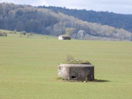 Ligne Maginot - 15C - FOND D'YVAUX EST - (Blockhaus pour arme infanterie) - Pris de l'est.
Le 15C et 14C à l'arrière plan