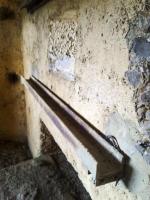 Ligne Maginot - 25B - BULTY SUD - (Blockhaus pour arme infanterie) - Créneau central.
Vue rapprochée d'une cornière pour volet d'embrasure coulissant.