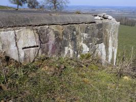 Ligne Maginot - LE CHENELET CENTRE - (Blockhaus pour canon) - Face droite 
Avec ses étranges ouvertures horizontales, restes de coffrage ?