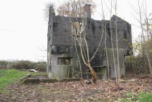 Ligne Maginot - MF21 - X - MOGUES - (Poste GRM - Maison Forte) - Le créneau pour le canon antichar et, un créneau pour FM sur la gauche