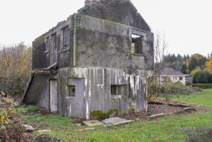 Ligne Maginot - MF21 - X - MOGUES - (Poste GRM - Maison Forte) - L'entrée à gauche, un créneau de fusillade  et un créneau pour FM à droite