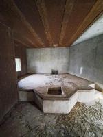 Ligne Maginot - A36 - FORT JEAN DIOT - (Blockhaus pour canon) - Chambre de tir gauche.
Enfilade des deux petites fosses pour les bêches de la pièce AC et un conduit métallique au plafond.