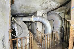 Ligne Maginot - MOLVANGE - A9 - (Ouvrage d'artillerie) - Entrée hommes
Dans l'ordre de G à D, les conduits d'air vicié , d’échappement de l'usine et d'air neuf
