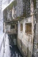 Ligne Maginot - MOLVANGE - A9 - (Ouvrage d'artillerie) - Entrée des hommes
Au-dessus du fossé diamant on distingue les trois créneaux de défense