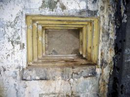 Ligne Maginot - MOLVANGE - A9 - (Ouvrage d'artillerie) - Entrée hommes 
Un créneau pour canon antichar de 47 mm (muré)