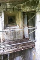 Ligne Maginot - MOLVANGE - A9 - (Ouvrage d'artillerie) - Entrée des hommes
Vue latérale de la passerelle rétractable dominée par un créneau FM de défense rapprochée dans l'axe du fossé diamant