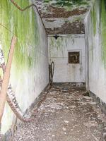 Ligne Maginot - MOLVANGE - A9 - (Ouvrage d'artillerie) - Entrée des hommes
Couloir d'accès, après la grille de défense extérieure. Noter le créneau FM dans l'axe du couloir.