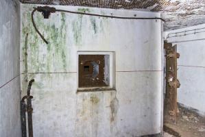 Ligne Maginot - MOLVANGE - A9 - (Ouvrage d'artillerie) - Entrée des hommes
Créneau FM de défense intérieure dans l'axe du couloir. 