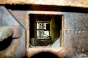 Ligne Maginot - MOLVANGE - A9 - (Ouvrage d'artillerie) - Entrée des hommes
Vue du couloir d'accès et la grille de défense extérieure depuis le créneau FM qui balaie l'axe du couloir.