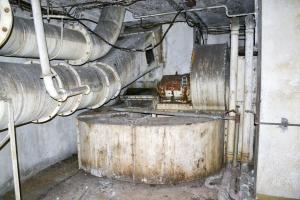 Ligne Maginot - MOLVANGE - A9 - (Ouvrage d'artillerie) - Entrée des hommes
La sortie de l'échappement (en haut)
Le rejet de l'air usé au milieu et l'aéro-refroidisseur pour les moteurs de l'usine en partie basse