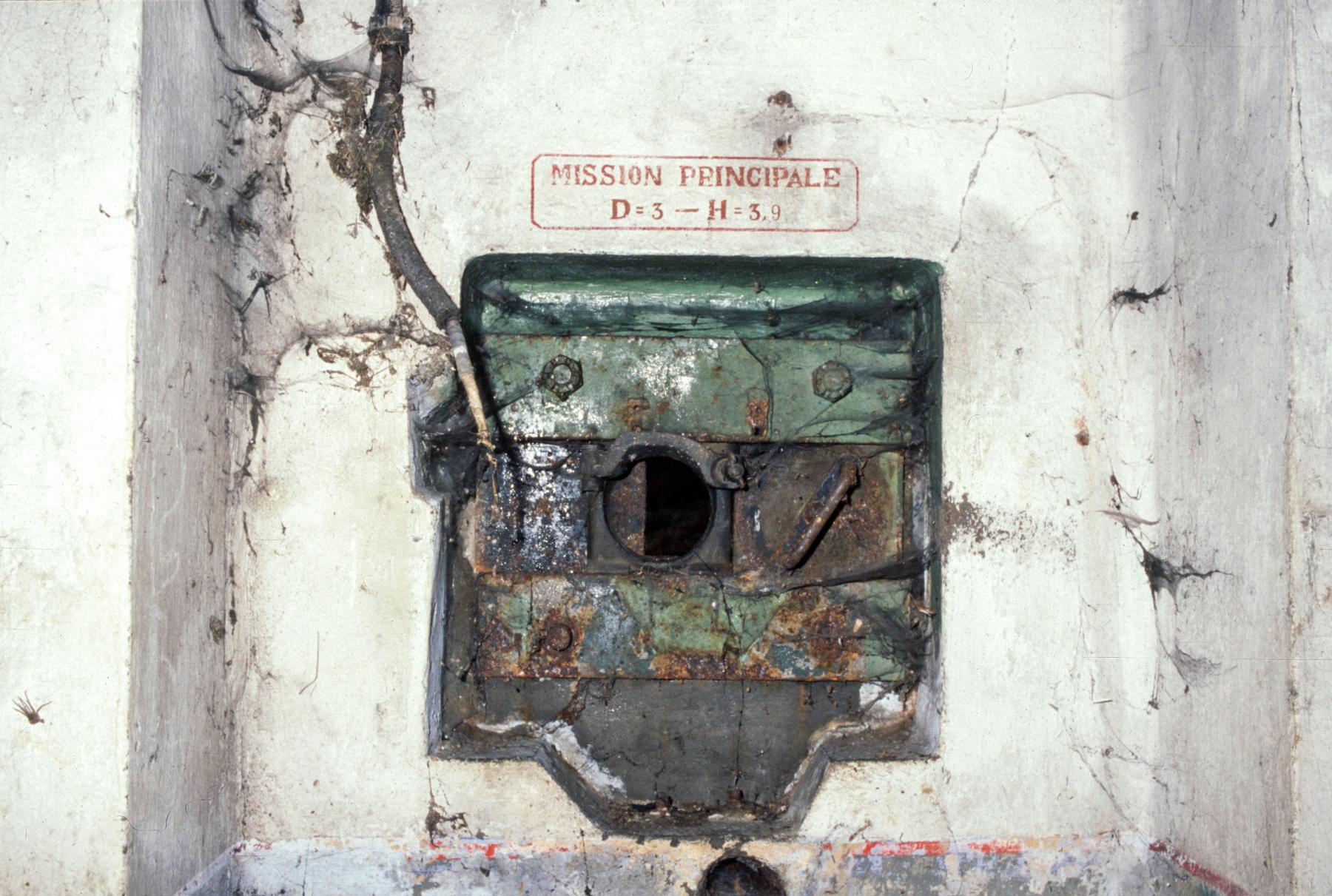 Ligne Maginot - LAUDREFANG - A37 - (Ouvrage d'infanterie) - Bloc 3
Créneau FM de façade - MANSUY Michel