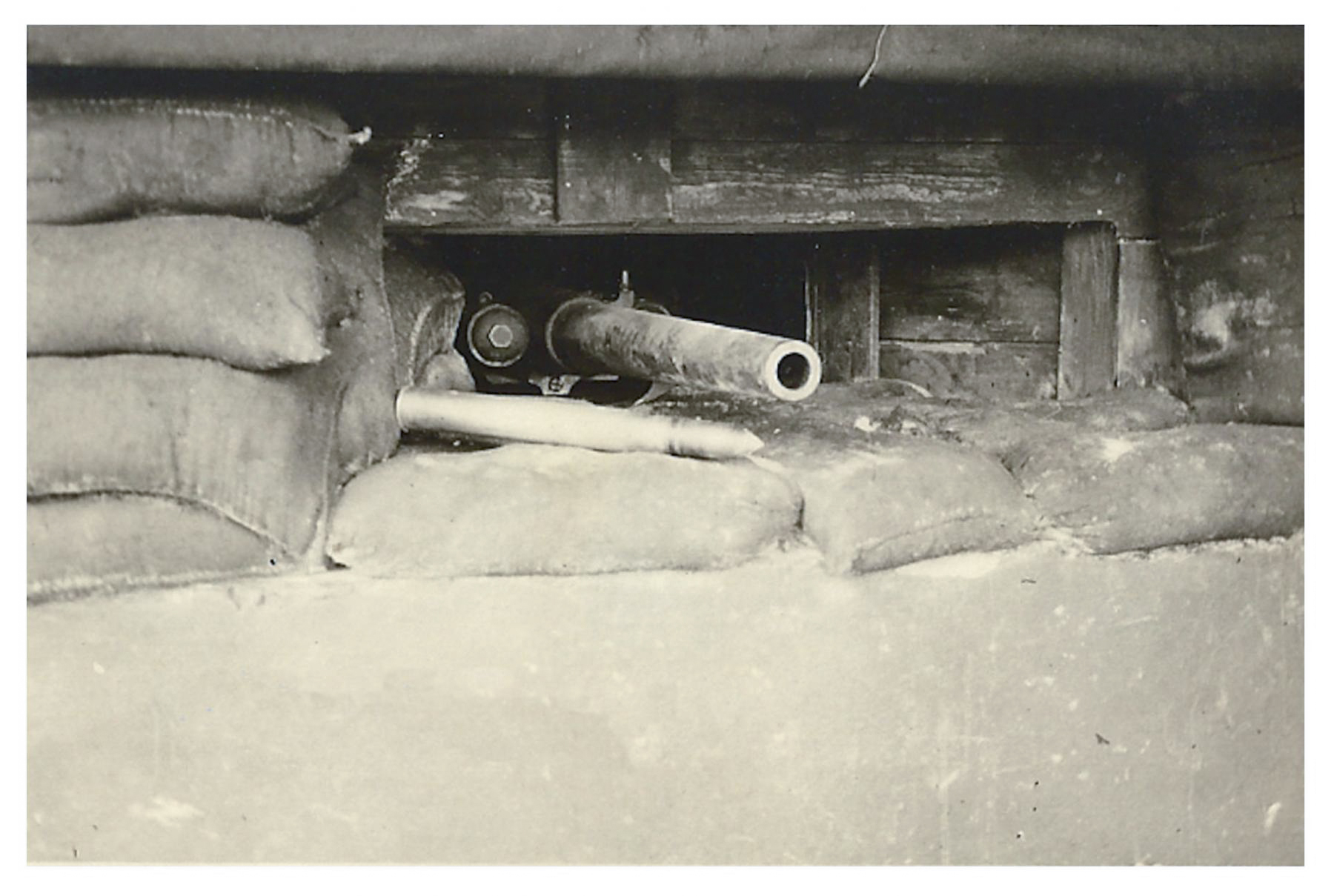 Ligne Maginot - Canon de 47 mm modèle 1885 AR1 - Canon en place dans un blockhaus.
Une cartouche à obus de rupture mle 1892 est visible à l'avant plan.
Noter la protection pare éclat en bois du créneau