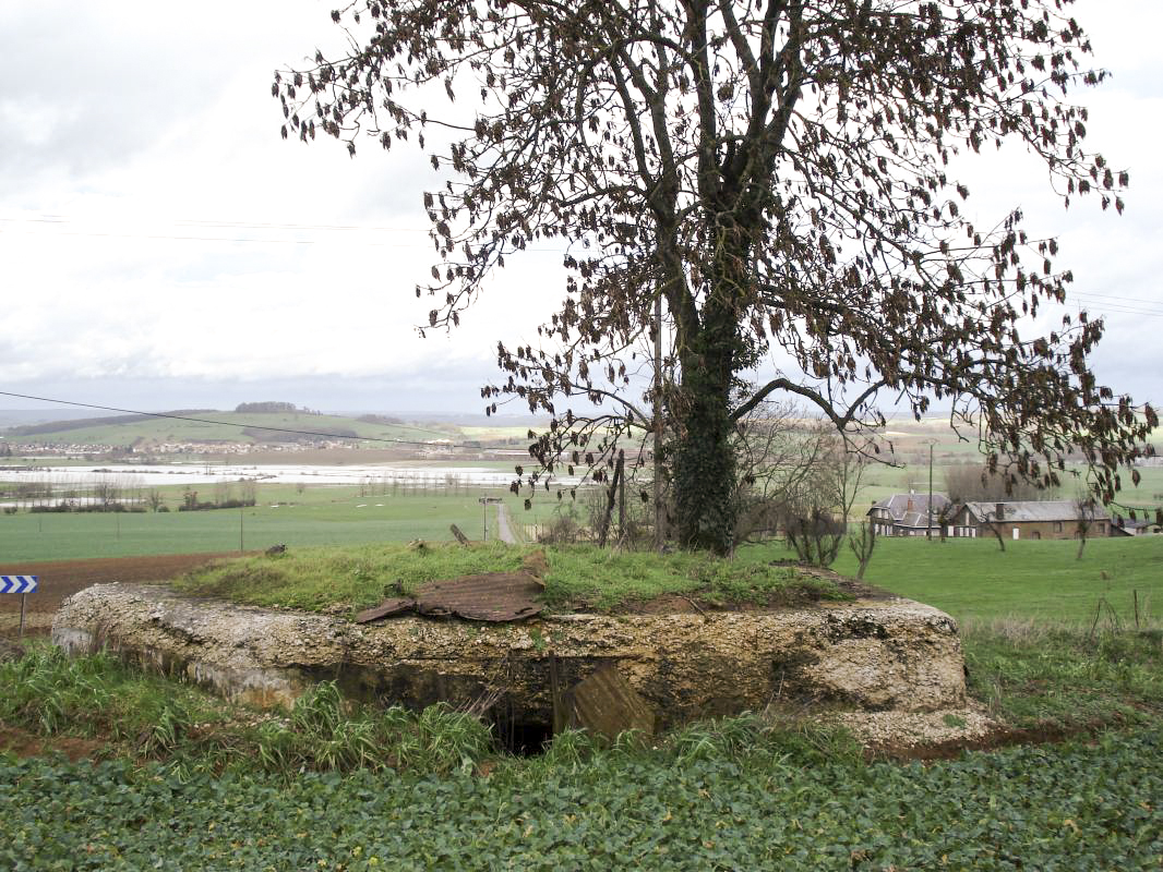 Ligne Maginot - 14A - FERME DE BLANCHAMPAGNE - (Blockhaus pour arme infanterie) - L'entrée, vers le nord, A103 à l'arrière plan - R Tucker