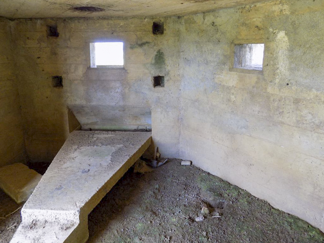 Ligne Maginot - 14C - FOND D'YVAUX OUEST - (Blockhaus pour arme infanterie) - Créneauw Hotchkiss (gauche) et FM/Obs centrale - R Tucker