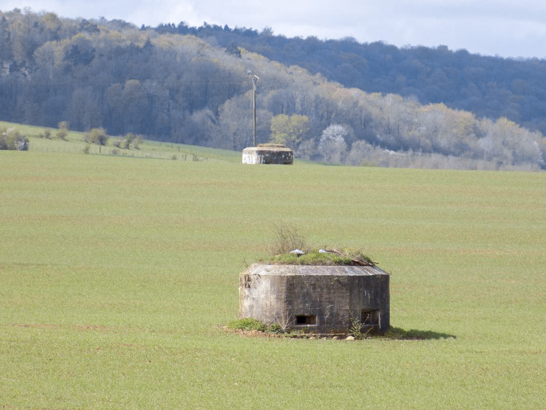 Ligne Maginot - 15C - FOND D'YVAUX EST - (Blockhaus pour arme infanterie) - Pris de l'est.
Le 15C et 14C à l'arrière plan - R Tucker