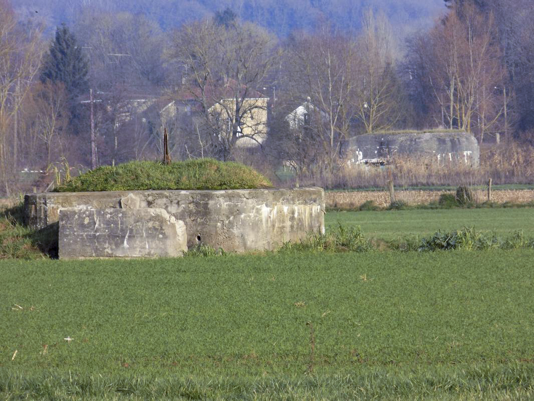 Ligne Maginot - 22BIS - BREVILLY NORD-OUEST - (Blockhaus pour arme infanterie) - Pris du sud ouest, A90 Brevilly Ouest à l'arrière plan - R Tucker