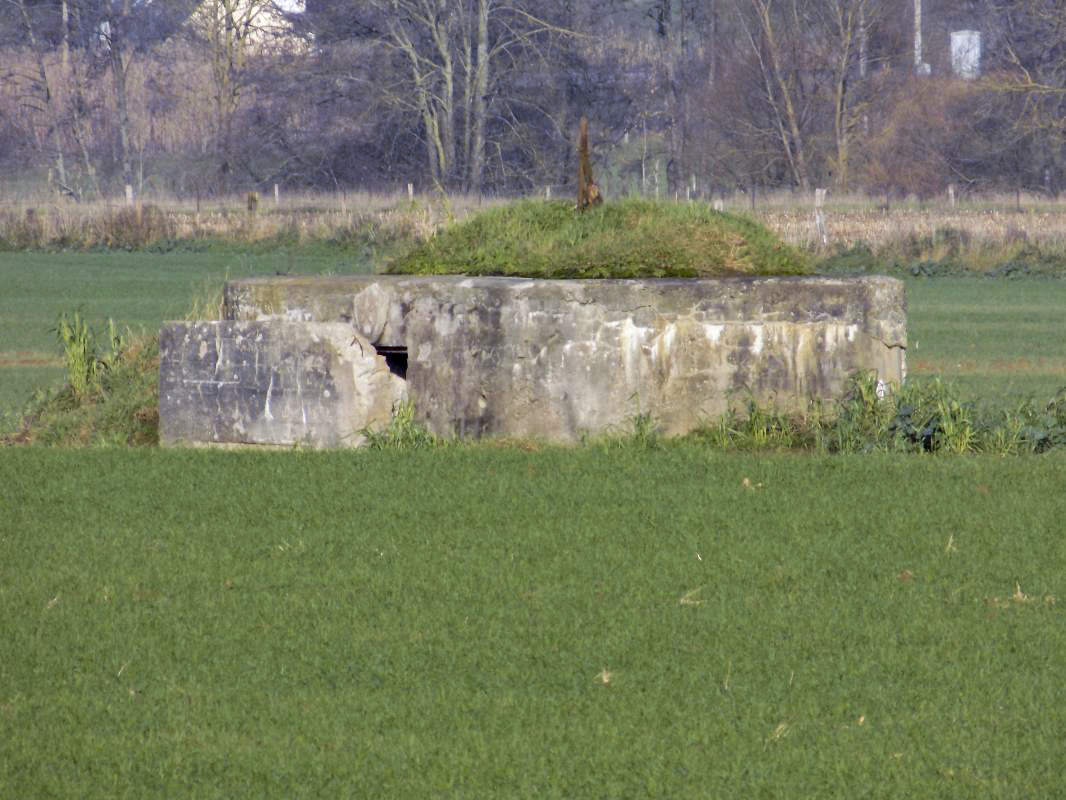Ligne Maginot - 22BIS - BREVILLY NORD-OUEST - (Blockhaus pour arme infanterie) - Pris du sud, détail commémoratif au dessus de l'entrée - R Tucker