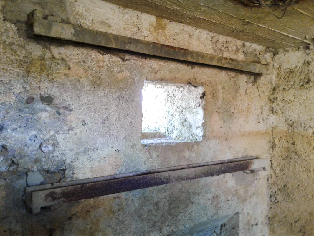 Ligne Maginot - 25B - BULTY SUD - (Blockhaus pour arme infanterie) - Créneau de droite. cornière pour volet d'embrasure coulissant encore en place. - F.THOMASSIN