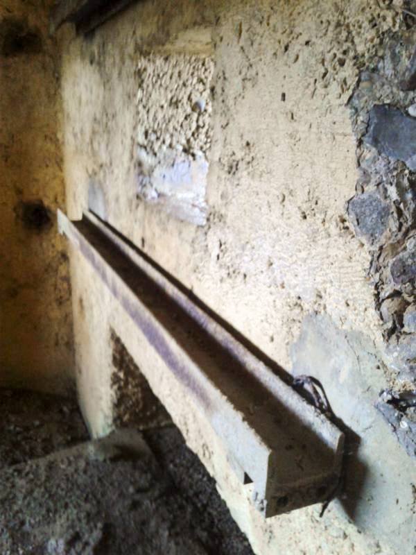 Ligne Maginot - 25B - BULTY SUD - (Blockhaus pour arme infanterie) - Créneau central.
Vue rapprochée d'une cornière pour volet d'embrasure coulissant. - F.THOMASSIN