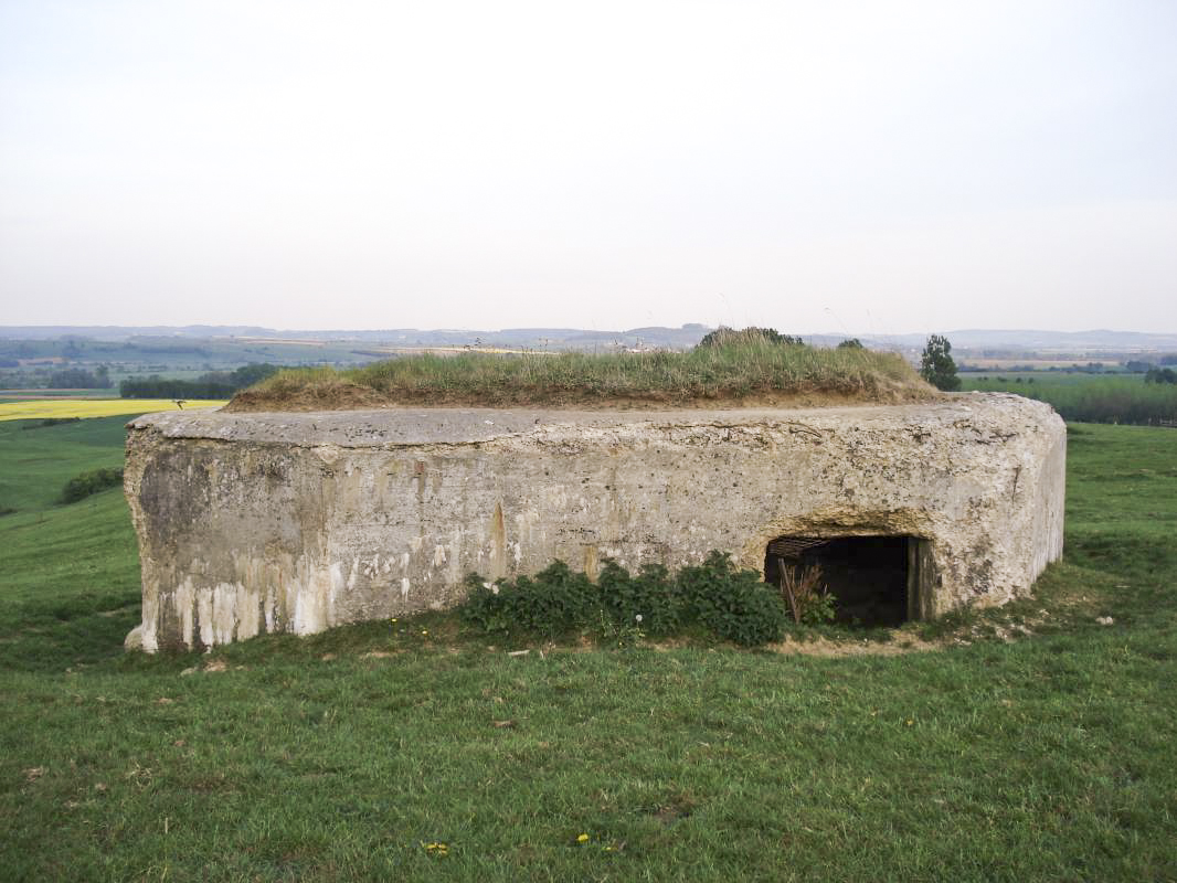Ligne Maginot - 26E - COTE DE MOREFOSSE - (Blockhaus pour canon) - L'entrée avec vue vers le nord est - R Tucker