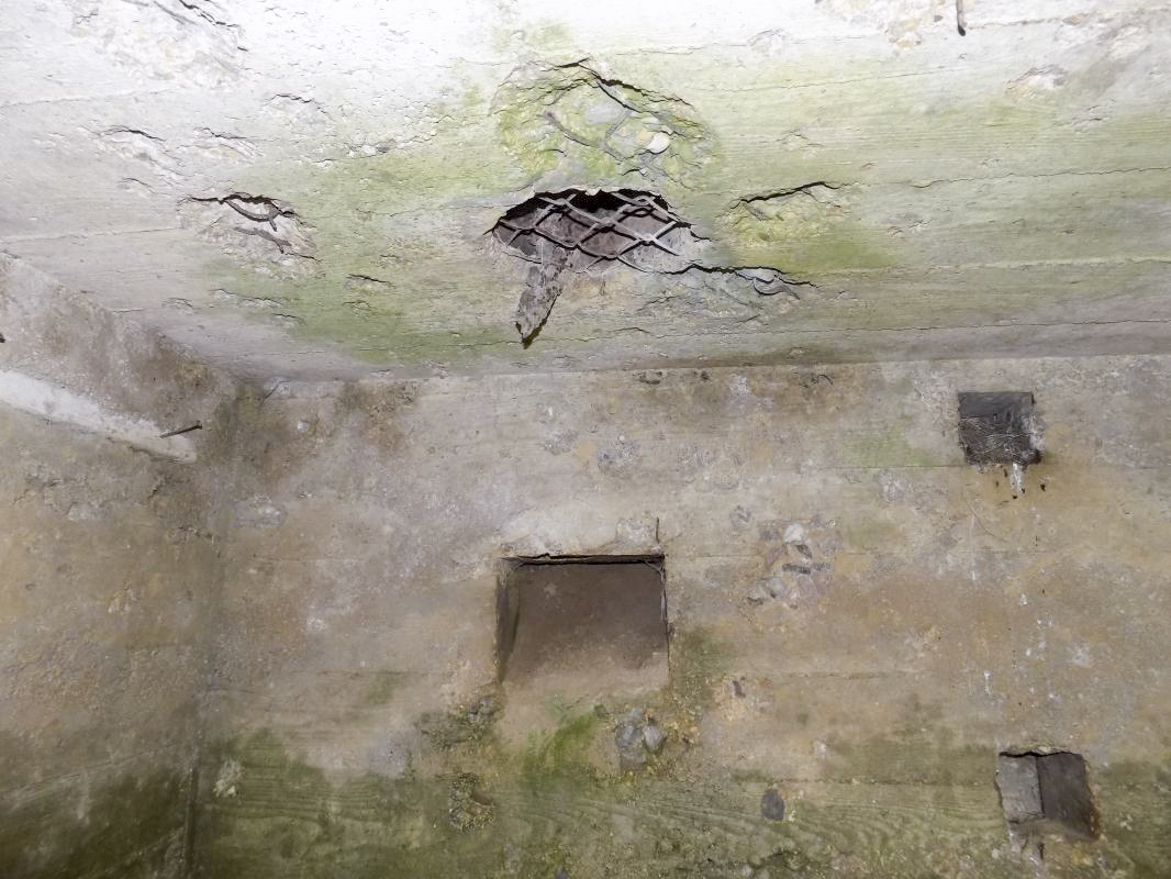 Ligne Maginot - 28 - FOND DE TURGEON - (Blockhaus pour arme infanterie) - Face frontale, créneau FM avec cheminé de ventilation - R Tucker