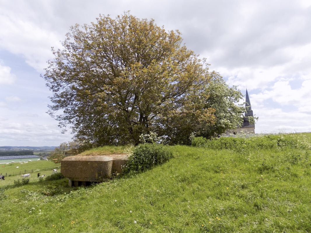 Ligne Maginot - 29C - EUILLY NORD - (Blockhaus pour arme infanterie) - Pris du nord-est avec l'église d'Euilly. - R Tucker