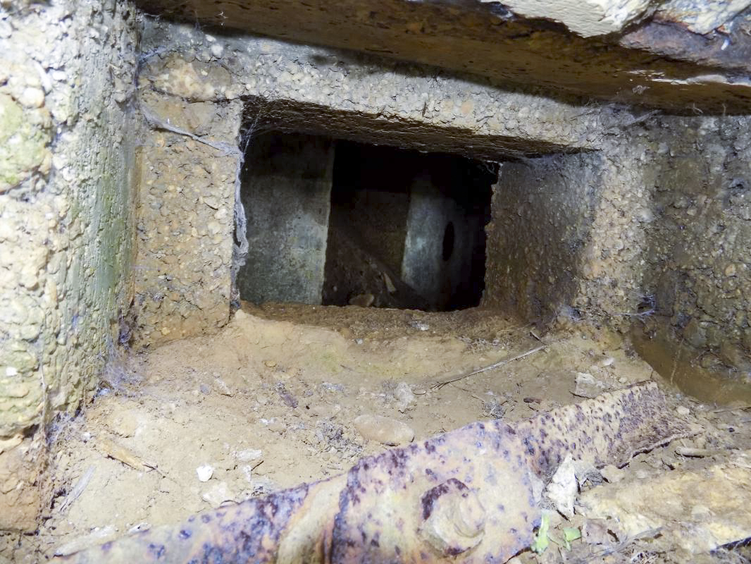 Ligne Maginot - 29C - EUILLY NORD - (Blockhaus pour arme infanterie) - Créneau FM/Obs face droite, l’intérieur - R Tucker