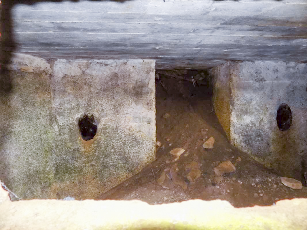 Ligne Maginot - 29C - EUILLY NORD - (Blockhaus pour arme infanterie) - Créneau Hotchkiss centrale, l'intérieur - R Tucker
